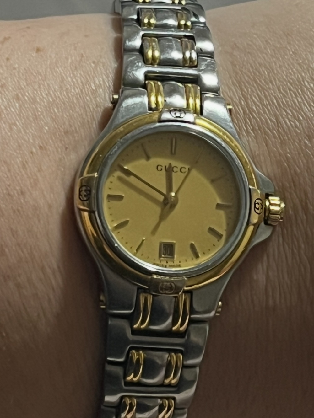 Vintage 90’s Gucci 9040L Two-Tone Swiss Quartz Ladies Watch - Gold Dial - Picture 2 of 16